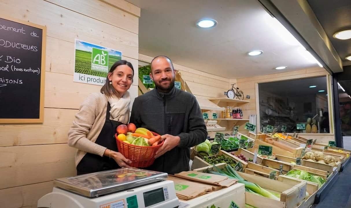 Andy et Lola Duplissy sur leur étal de fruits et légumes bio aux Halles de Nîmes
